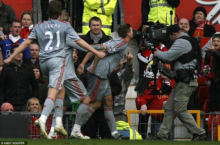 Bàn thắng và pha ăn mừng kiểu “Sealed with a kiss” của Steven Gerrard trong một trong những chiến thắng huyền ảo nhất của Liverpool tại Old Trafford (4-1) năm 2009.